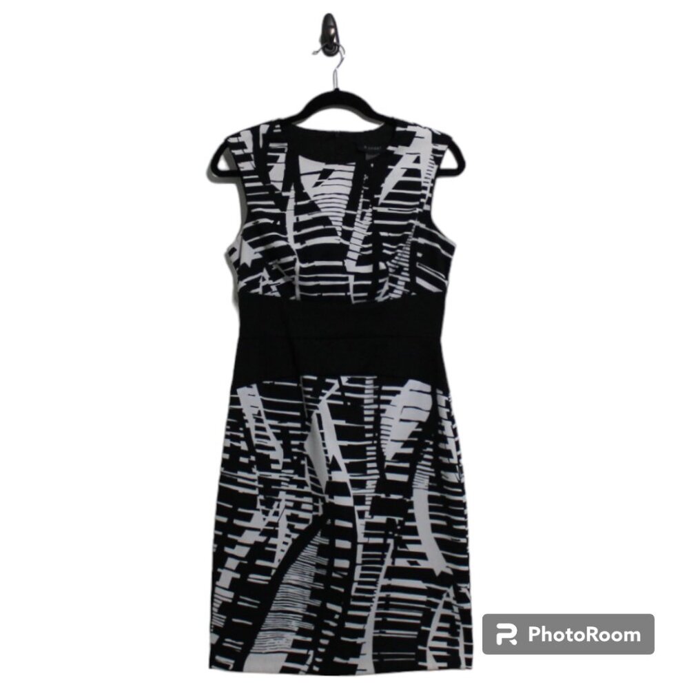 Black and White Geo Print Zip-Up Dress